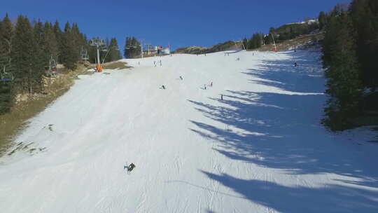 航拍滑雪者滑雪视频素材模板下载