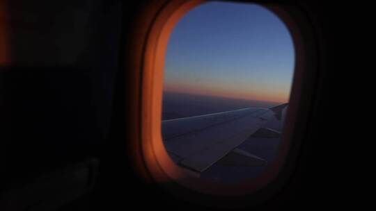 飞机窗口外唯美的夕阳
