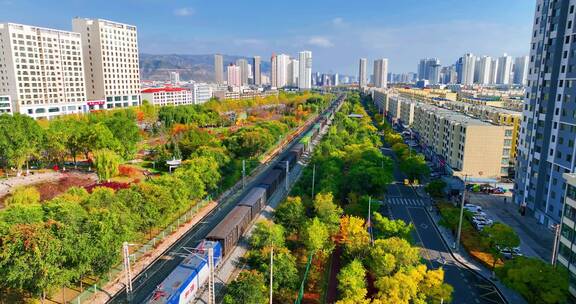 青海西宁城市火车列车铁轨青藏铁路秋景视频素材模板下载