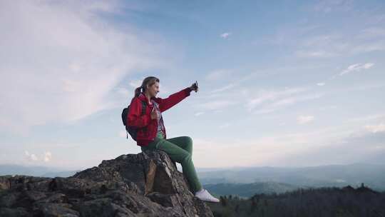 旅行者女孩在山里自拍