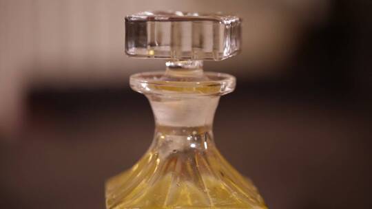 透明玻璃瓶装黄色果汁 (3)