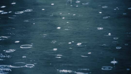 雨滴滴落在河水里的慢镜头