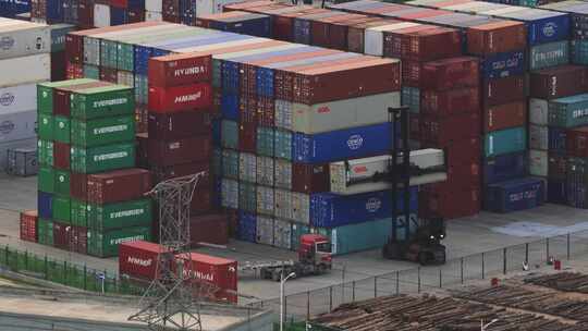 武汉阳逻港物流集装箱码头起重机装卸货物