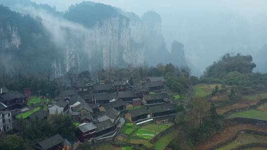 航拍悬崖边的吉斗苗寨和德夯大峡谷风景