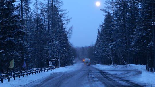 地拍东北长白山冬天清晨汽车