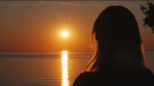 夕阳背影、唯美夕阳、情绪女孩、海边剪影视频素材模板下载
