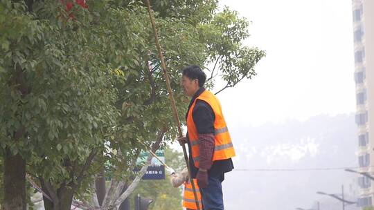 新春佳节挂灯笼工人