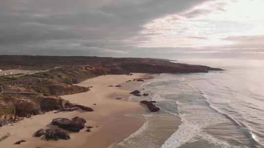 葡萄牙大西洋海岸线上遥远的金色沙滩；空中撤退