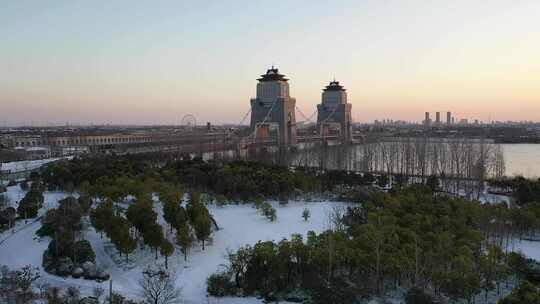 航拍扬州万福大桥冬季雪景车道河流