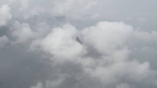 山峰云海环绕航拍大景