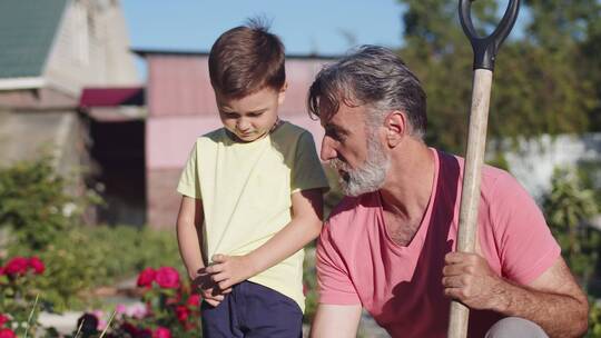 祖父和孙子在花园聊天