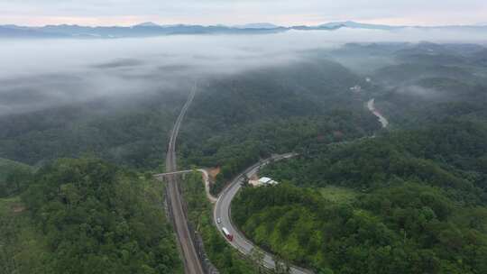 云雾笼罩下的铁路公路