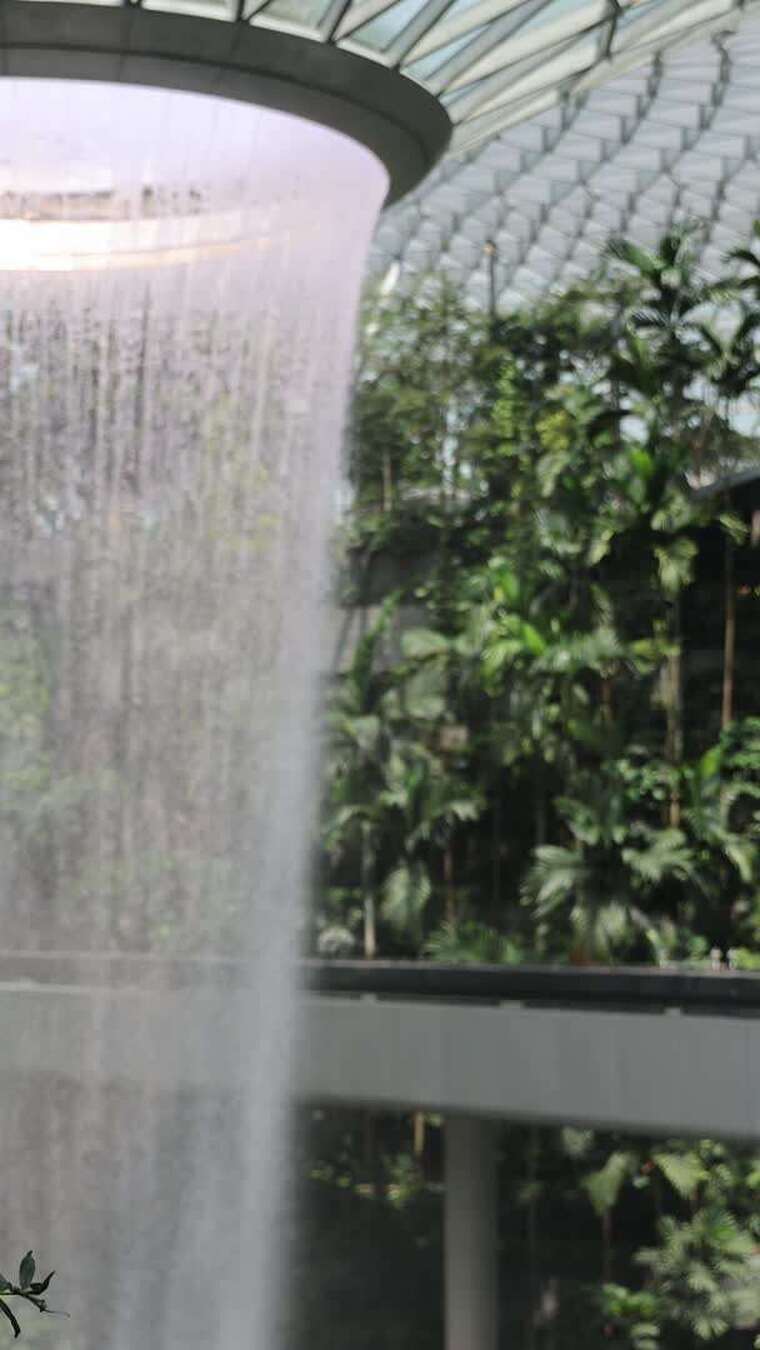 新加坡樟宜机场瀑布与网红小火车