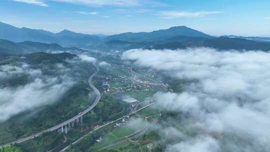 美丽乡村振兴早晨云海雾缭绕公道路高架桥梁