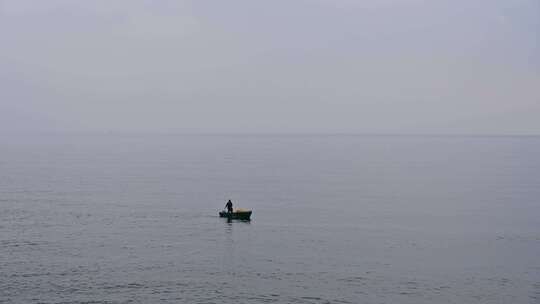 海南三亚海岛早晨海上日出丁达尔风光