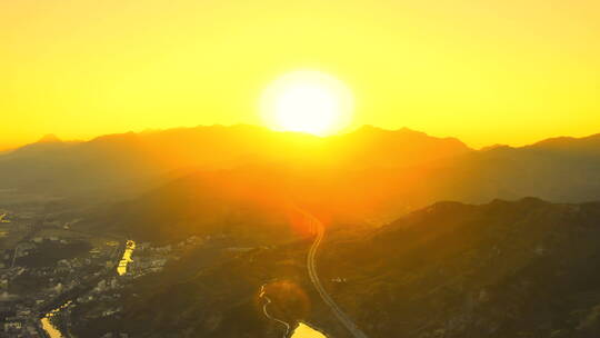 夕阳下大山中的高速公路