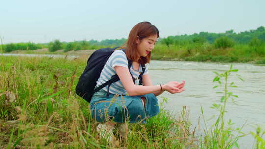 女孩乡村河边玩水欣赏田间风景