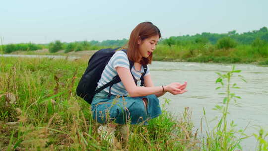 女孩乡村河边玩水欣赏田间风景视频素材模板下载