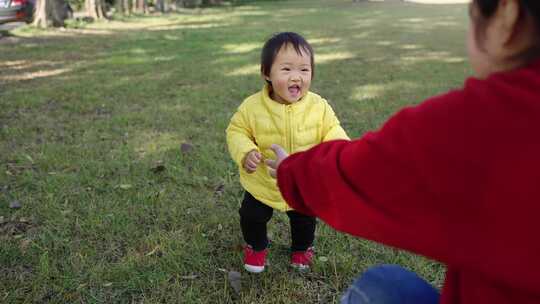 可爱的小女孩迈出第一步走向妈妈幼儿学步