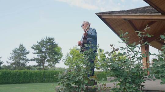 幸福晚年-老人弹吉他唱歌4K视频素材模板下载