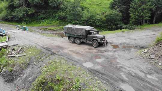 森林地面道路上的卡车