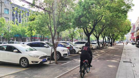 疫情小区门店步行街路上行人街头景象