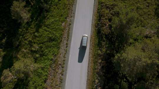 野营面包车在挪威乡村公路上行驶。旅行公路