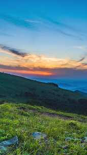 夏季绿色高山草甸群山日落夕阳风光