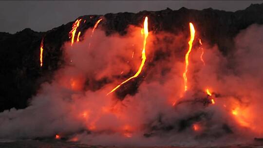 熔岩从火山流入海洋