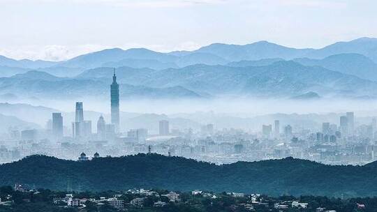 青岛的海滨 惬意 青岛海滨浴场沙滩上