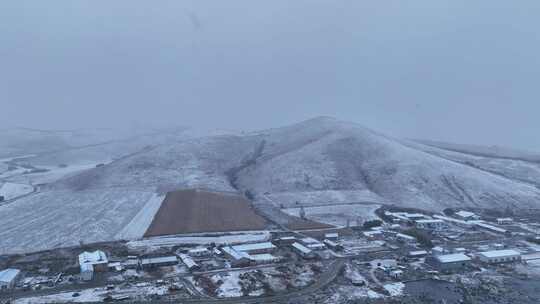 航拍风雪交加的山村