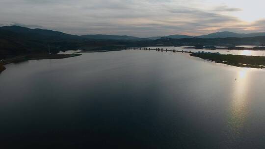 云南旅游风光视频夕阳下高原湿地湖泊