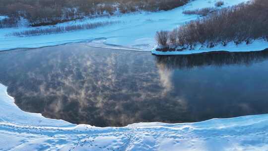 不冻河晨雾雪景