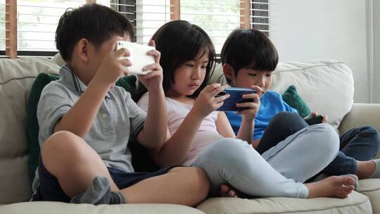 一群小孩子开黑玩手机游戏视频素材模板下载