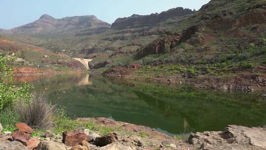 山间湖