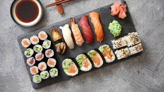 黑石板上美味的寿司卷视频素材模板下载