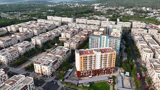 傍晚时分，一个发展中的富国市区的空中视频