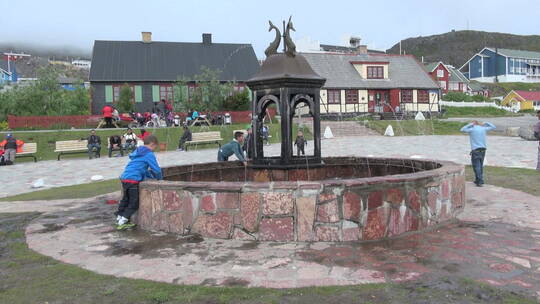 孩子们在建筑喷泉边玩耍视频素材模板下载