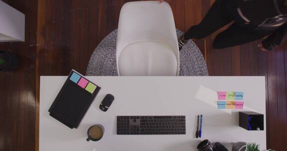 女人坐在办公室使用电脑办公