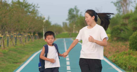 母子相伴上学