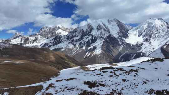 航拍垭口观看贡嘎山区雪山群峰的徒步旅行者