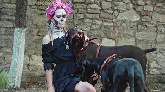 一个披着神圣死亡外衣的女人和狗庆祝亡灵节
