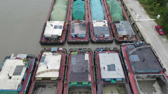 河道停靠的货船休息充电4K航拍视频素材模板下载