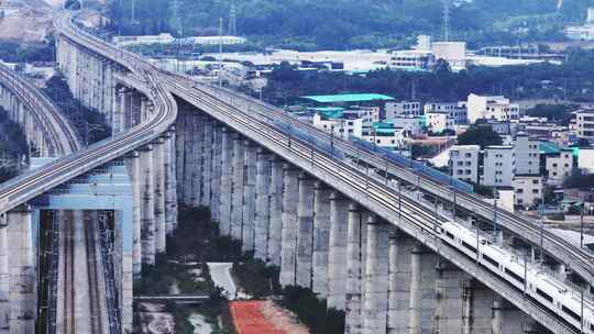 山间高铁线路及高架桥的壮观景象