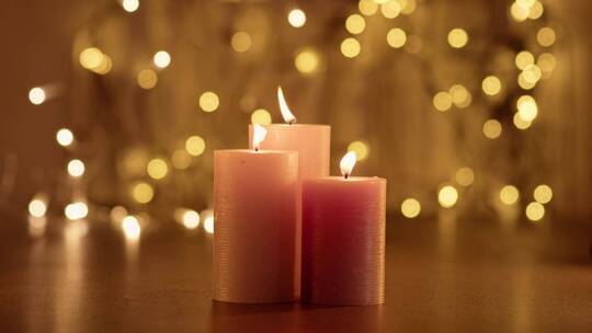 燃烧的蜡烛灯 照亮黑暗 祈福幸福许愿