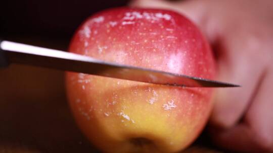 刀刮苹果表面果蜡视频素材模板下载