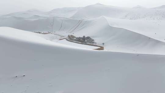 航拍月牙泉沙漠雪景