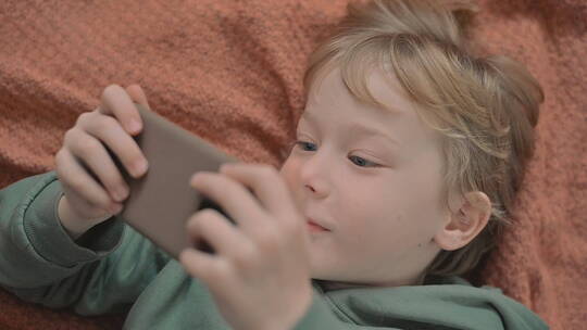 小男孩用智能手机看视频的肖像