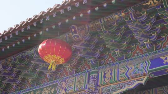 中国明清古建筑飞檐房檐琉璃瓦下悬挂灯笼