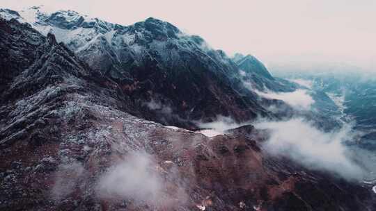 航拍刚下完雪的雪山